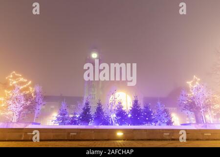 Gare ferroviaire située à Colmar, Alsace, France dans une nuit de brouillard Banque D'Images