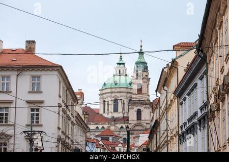 St Nicholas Church, également appelé Kostel Svateho Mikulase, à Prague, en République tchèque, avec son dôme emblématique vu de rues voisines avec baroque typique Banque D'Images