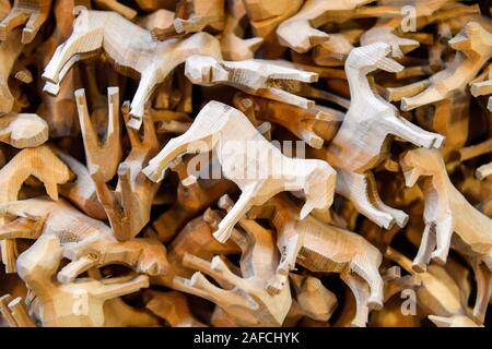 11 décembre 2019, Saxe, Seiffen : Tourné puis des pneus sculptés animaux sont situés dans l'atelier du jouet en bois bouilloire et le pneu tourneur Christian Werner à Seiffen. Les outils spéciaux sont utilisés pour activer le profil d'une figure dans le bois mouillé. Seulement après avoir partagé la silhouette de la figure de révéler lui-même. Les blancs sont plus tard, sculptés et peints ou collés. La technologie dans le petit atelier avec ses six employés est toujours le même qu'il y a 200 ans, lorsque la rotation de pneus dans les monts Métallifères a commencé. L'embarcation en Seiffen est aujourd'hui unique au monde et est uniquement Banque D'Images