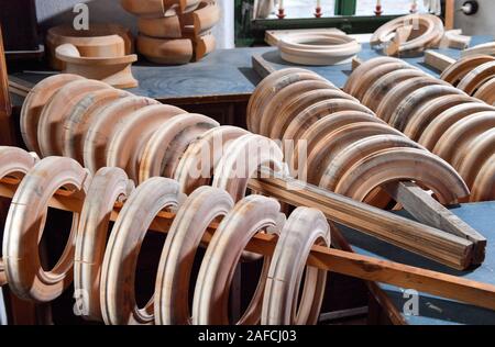 11 décembre 2019, Saxe, Seiffen : mis à sec des pneus de l'épinette dans l'atelier du jouet en bois bouilloire et le pneu turner Christian Werner à Seiffen. Les outils spéciaux sont utilisés pour activer le profil d'une figure dans le bois mouillé. Seulement après avoir partagé la silhouette de la figure de révéler lui-même. Les blancs sont plus tard, sculptés et peints ou collés. La technologie dans le petit atelier avec ses six employés est toujours le même qu'il y a 200 ans, lorsque la rotation de pneus dans les monts Métallifères a commencé. L'embarcation en Seiffen est aujourd'hui unique au monde et se pratique seulement par une poignée de woode Banque D'Images