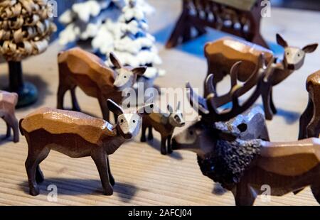 11 décembre 2019, Saxe, Seiffen : Tourné et puis les animaux sont des pneus sculptés dans le magasin de jouet en bois bouilloire et le pneu tourneur Christian Werner à Seiffen. Les outils spéciaux sont utilisés pour activer le profil d'une figure dans le bois mouillé. Seulement après avoir partagé la silhouette de la figure de révéler lui-même. Les blancs sont plus tard, sculptés et peints ou collés. La technologie dans le petit atelier avec ses six employés est toujours le même qu'il y a 200 ans, lorsque la rotation de pneus dans les monts Métallifères a commencé. L'embarcation en Seiffen est aujourd'hui unique au monde et se pratique seulement b Banque D'Images