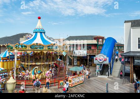 Manège à l'aire de jeux dans le Fisherman's Wharf Pier 39 de San Francisco, Californie, États-Unis d'Amérique Banque D'Images