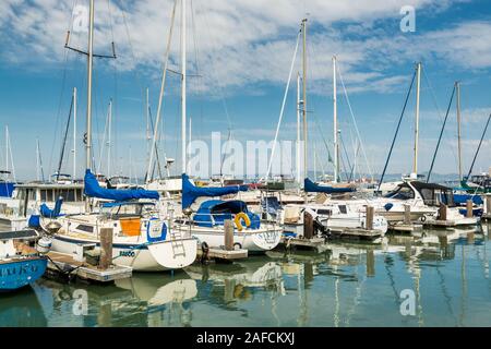 Beaucoup de bateaux disponibles parking dans le port à la Fisherman's Wharf Pier 39 Marina de San Francisco, Californie, États-Unis d'Amérique. Banque D'Images