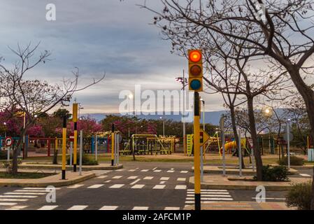 Effort de formation pour les enfants. Expérience d'enseignement de la circulation - pratique pour les enfants. Mini car road, panneaux de circulation et de feu de circulation. Banque D'Images