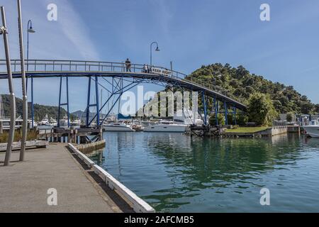 Pont cintre, Marina, Picton Marlborough Sounds, Nouvelle-Zélande Banque D'Images