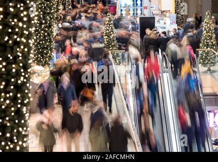 Hambourg, Allemagne. 14 Décembre, 2019. De nombreuses personnes marcher dans la lumière de Noël shopping mall 'Europapassage' (long temps d'exposition). Le Nord de l'Allemagne du Nord (Handelsverband Trade Association) est l'élaboration d'un bilan intermédiaire positif pour cette année, l'affaire de Noël. (Pour 'dpa avec détail des affaires de Noël jusqu'à présent satisfait') Crédit : Daniel Bockwoldt/dpa/Alamy Live News Banque D'Images