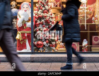 Hambourg, Allemagne. 14 Décembre, 2019. Une femme marche dans le centre-ville, le long d'une vitrine décorée pour Noël. Le Nord de l'Allemagne du Nord (Handelsverband Trade Association) est l'élaboration d'un bilan intermédiaire positif pour cette année, l'affaire de Noël. (Pour 'dpa avec détail des affaires de Noël jusqu'à présent satisfait') Crédit : Daniel Bockwoldt/dpa/Alamy Live News Banque D'Images