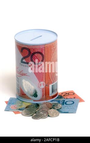 IMAGE STUDIO D'UNE BOÎTE À BILLETS AUSTRALIENNE AVEC COUVERTURE DE BILLET DE VINGT DOLLARS AUD ET ASSIS SUR UN BILLET DE DIX ET VINGT DOLLARS ET ASSORTIMENT DE PIÈCES AUSTRALIENNES. Banque D'Images