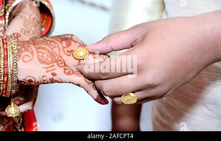 Close up on part d'un homme mis sur une bague de fiançailles au doigt de la mariée Banque D'Images