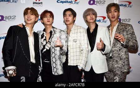 PHILADELPHIA, PA, USA - Le 11 décembre 2019 : Monsta x à Q102's Jingle Ball iHeartRadio au Wells Fargo Center. Banque D'Images