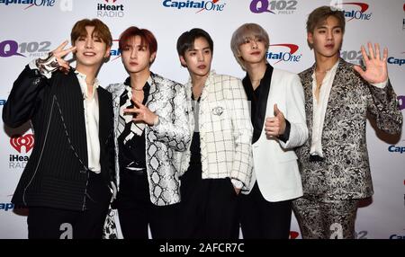 PHILADELPHIA, PA, USA - Le 11 décembre 2019 : Monsta x à Q102's Jingle Ball iHeartRadio au Wells Fargo Center. Banque D'Images