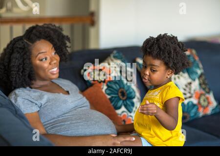 Mère afro-américaine jouant et parlant avec sa fille. Banque D'Images