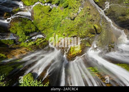 Vue de dessus, superbe vue aérienne de l'Tumpak Sewu Cascades également connu sous le nom de Coban Sewu. Banque D'Images