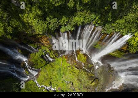 Vue de dessus, superbe vue aérienne de l'Tumpak Sewu Cascades également connu sous le nom de Coban Sewu. Banque D'Images