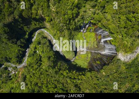 Vue de dessus, superbe vue aérienne de l'Tumpak Sewu Cascades également connu sous le nom de Coban Sewu. Banque D'Images