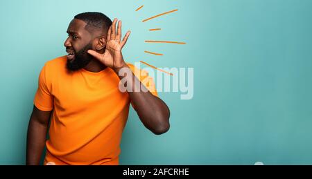 L'homme entend un avis secret. Concept de la curiosité et de commérages. L'expression étonnée Banque D'Images