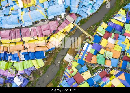 Vue de dessus, superbe vue aérienne du village Arc-en-ciel aussi connu comme Jodipan Jodipan ou Kampung Wisata. Banque D'Images