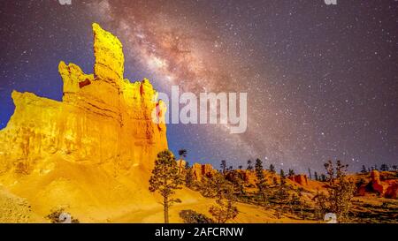 Ciel étoilé et la Voie lactée au cours de la couleur vermillon cheminées le long de la piste des Navajos à Bryce Canyon National Park, Utah, United States Banque D'Images