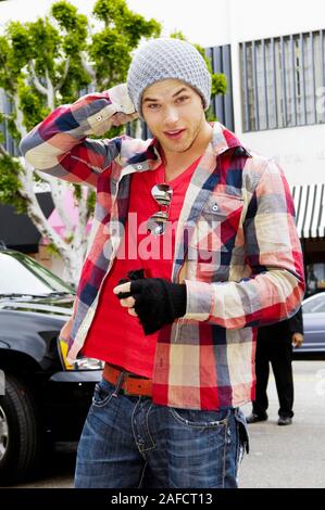 L'acteur Kellan Lutz arrive pour la 'Twilight' DVD et vêtements lancement à Kitson à Los Angeles. Banque D'Images