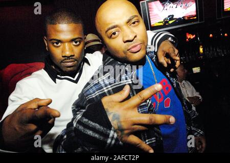 Acteur / chanteur Ray J et le rappeur 40 Glocc à la poésie de nuit à Las Vegas, Nevada. Banque D'Images