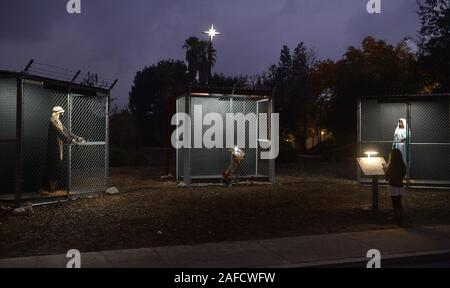 Une scène de la nativité représentant Jésus, Marie et Joseph en tant que réfugiés dans des cages, assimilant l'un des plus célèbres images de la saison de Noël aux photos qui sont devenus synonymes de critique de l'administration d'atout de séparation de la frontière est photographié à l'Église méthodiste à Claremont, Californie le Samedi, Décembre 14, 2019. L'affichage, qui alimente actuellement débat montre classic Nativité figurines de Joseph et Marie dans les cages de chaque côté d'une cage contenant la crèche de Jésus. "Nous considérons que c'est, à certains égards, la Sainte Famille au nom de la famille sans nom", a déclaré la Banque D'Images