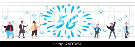 Les personnes qui utilisent les réseaux sociaux smartphones 5g sans fil connexion concept communication système de messagerie en plein air hommes femmes marche cityscape background vector illustration horizontale pleine longueur Illustration de Vecteur