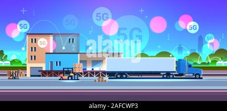Chargement du chariot élévateur de boîtes de carton sur palette en semi remorque pour camion concept livraison 5G sans fil de connexion en ligne Système d'extérieur de bâtiment d'entrepôt plate horizontale vector illustration Illustration de Vecteur