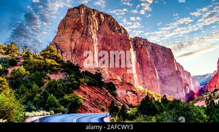 Lever du soleil sur les roches rouges de pâturage Buck Mountain à Lee passage dans le Canyon Kolob, la zone nord-ouest de Zion National Park, Utah, United States Banque D'Images