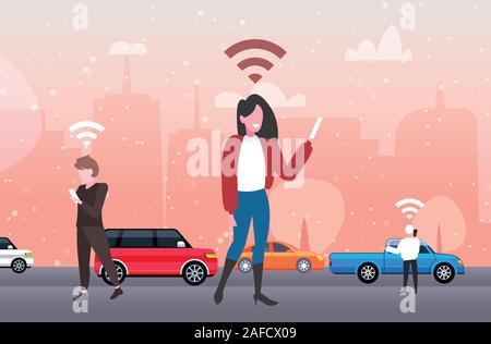 Femme à l'aide du réseau social smartphones 5g sans fil de connexion du système de communication concept people walking outdoor cityscape background vector illustration horizontale pleine longueur Illustration de Vecteur