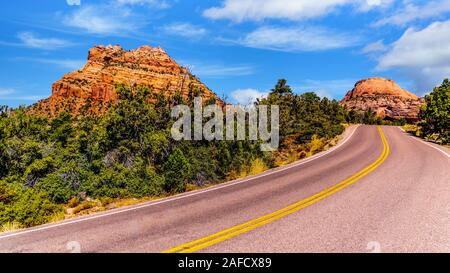 La terrasse Kolob route qui serpente à travers les montagnes de grès rouge au 8 000 pieds d'altitude du plateau de Kolob dans Zion National Park, ut Banque D'Images