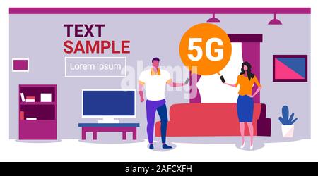 Homme Femme using smartphones 5G online chat communication bulle cinquième génération innovante de connexion internet concept salon moderne toute la longueur de l'intérieur espace copie horizontale vector illustration Illustration de Vecteur