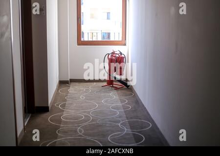 Différents types d'extincteurs sur le couloir d'un hôtel Banque D'Images