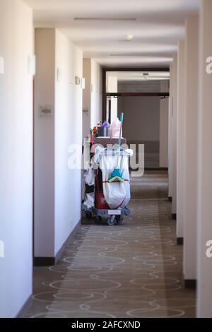 Chariot de ménage dans le couloir d'un hôtel de luxe Banque D'Images