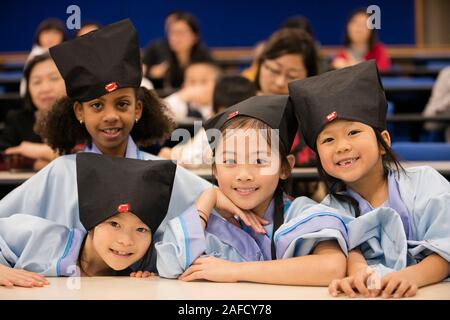 Houston, USA. 14 Décembre, 2019. Les enfants en costumes traditionnels chinois à se préparer à la concurrence chinoise considérant à Dallas, aux États-Unis, on Dec 14, 2019. Plus de 170 étudiants américains locaux ont pris part à la concurrence chinoise considérant à Dallas samedi. Crédit : Dan Tian/Xinhua/Alamy Live News Banque D'Images