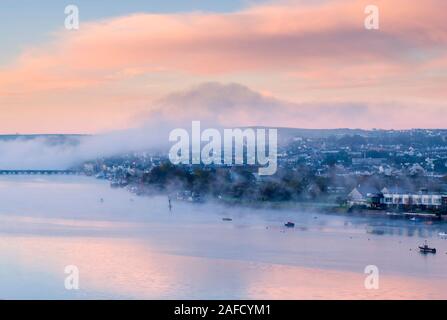 Misty Sunrise overBideford, North Devon, Royaume-Uni avec l'ancien pont Bideford en arrière-plan Banque D'Images