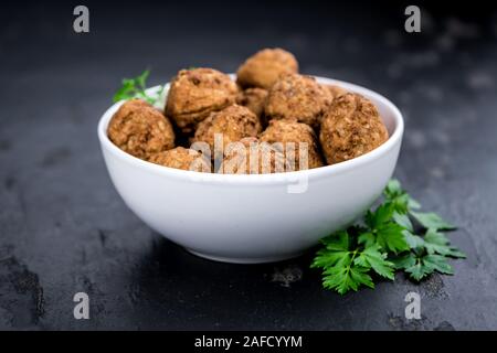 Dalle d'ardoise avec des boulettes (selective focus ; close-up shot) Banque D'Images