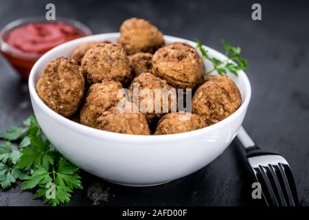 Dalle d'ardoise avec des boulettes (selective focus ; close-up shot) Banque D'Images