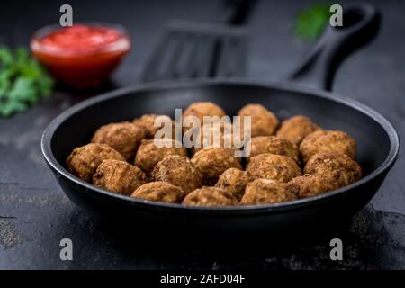 Dalle d'ardoise avec des boulettes (selective focus ; close-up shot) Banque D'Images