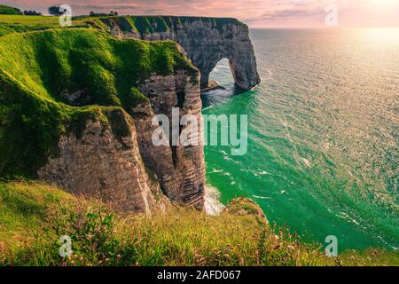 Bien connu des falaises naturelles aval d'Etretat et pittoresque côte rocheuse avec l'océan Atlantique, Normandie, France, Europe Banque D'Images