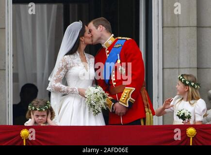 Examen de la décennie - ROYAL photo datée du 29/04/11 de Prince William et son épouse Kate Middleton, qui a été donné le titre de la duchesse de Cambridge, les baisers sur le balcon de Buckingham Palace, Londres vu par demoiselles Margarita Armstrong-Jones (à droite) et Grace Van Cutsem (à gauche), à la suite de leur mariage à l'abbaye de Westminster. Banque D'Images