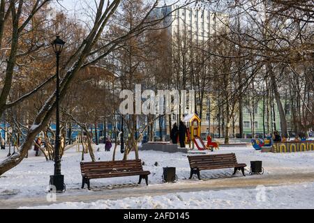 Perm, Russie - le 14 décembre 2019 : aire de jeux couverte de neige dans le parc d'hiver Banque D'Images