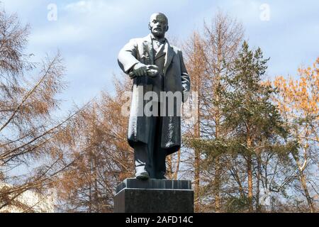 Perm, Russie - le 14 décembre 2019 : monument de Vladimir Lénine dans le parc dans le contexte d'arbres d'hiver Banque D'Images