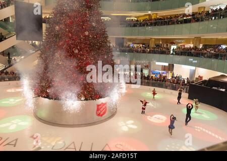 Dallas. 14 Décembre, 2019. Photos prises le 14 décembre 2019 montre une cérémonie d'allumage de l'arbre de Noël dans un centre commercial de Dallas, Texas, aux États-Unis. Crédit : Dan Tian/Xinhua/Alamy Live News Banque D'Images