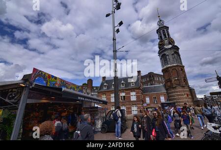Amsterdam,Hollande,Août 2019. Le marché aux fleurs est une attraction pour les touristes. Une variété de bulbes de tulipes sont disponibles. La monnaie tour, avec son chara Banque D'Images