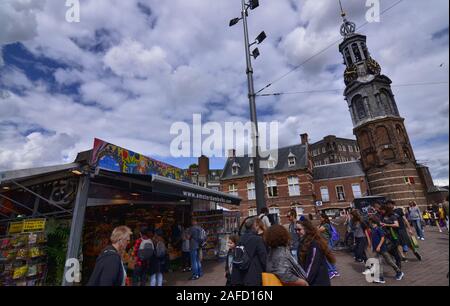 Amsterdam,Hollande,Août 2019. Le marché aux fleurs est une attraction pour les touristes. Une variété de bulbes de tulipes sont disponibles. La monnaie tour, avec son chara Banque D'Images