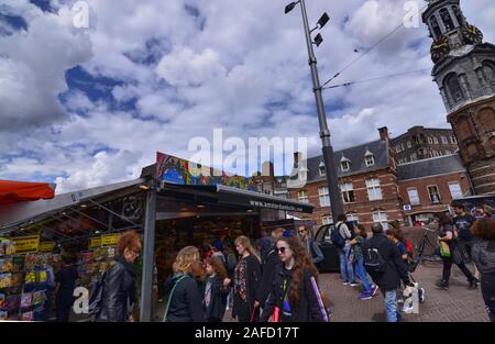 Amsterdam,Hollande,Août 2019. Le marché aux fleurs est une attraction pour les touristes. Une variété de bulbes de tulipes sont disponibles. La monnaie tour, avec son chara Banque D'Images