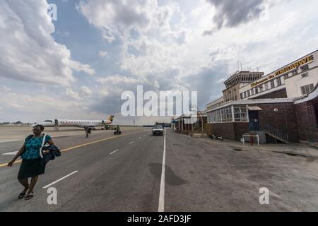 Harare, Zimbabwe. Les gens arrivent à l'ancien terminal de l'aéroport de Harare (anciennement aéroport de Salisbury, Rhodésie), qui dessert des vols domestiques, principalement depuis les chutes de Victoria mais aussi d'autres villes du Zimbabwe. Banque D'Images