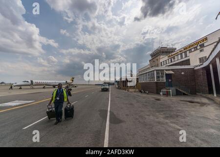 Harare, Zimbabwe. Les gens arrivent à l'ancien terminal de l'aéroport de Harare (anciennement aéroport de Salisbury, Rhodésie), qui dessert des vols domestiques, principalement depuis les chutes de Victoria mais aussi d'autres villes du Zimbabwe. Banque D'Images