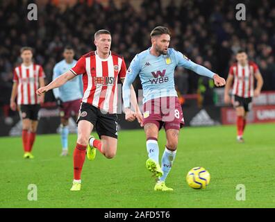 SHEFFIELD, Angleterre. 21 octobre Henri Lansbury (Aston Villa) efface le ballon avant d'être abordé par Jean Lundstram (Sheffield United) au cours de l'anglais Banque D'Images