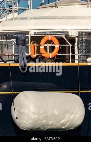 Close-up d'un grand bateau blanc la protection de l'aile du côté d'un yacht de luxe Banque D'Images